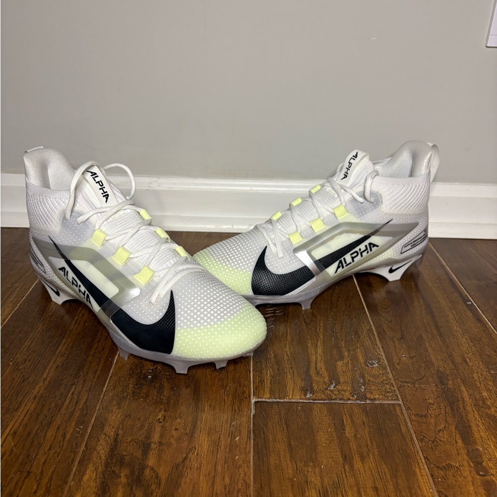 Nike Alpha Menace Elite Football Cleats